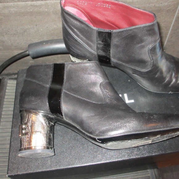 Authentic Chanel short black leather bootie size 39.5 made in Italy - Picture 6 of 14